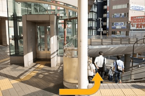 立川駅南口の目の前にある階段、またはエレベーターで1階に降ります。